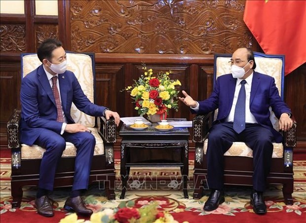 President Nguyen Xuan Phuc (right) receives Ambassador Kairat Sarybay, Executive Director of the Secretariat of the Conference on Interaction and Confidence Building Measure in Asia (CICA), in Hanoi on April 8. (Photo: VNA)