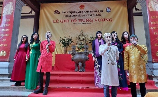 Người Việt ở Ba Lan trang trọng tổ chức lễ Giỗ Tổ Hùng Vương