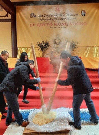 Người Việt ở Ba Lan trang trọng tổ chức lễ Giỗ Tổ Hùng Vương