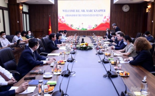 Agriculture Minister holds a working session with Ambassador Knapper in Hanoi. (Photo: nongnghiep.vn)