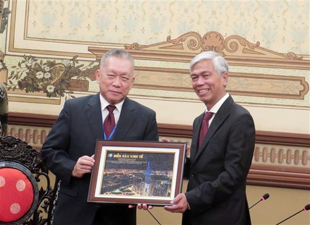 Vice Chairman of the People’s Committee of Ho Chi Minh City Vo Van Hoan (R) and Prof. Paul Cheng, Director of the Asia Competitiveness Institute and Professor of the Lee Kuan Yew School of Public Policy of Singapore. (Photo: VNA)