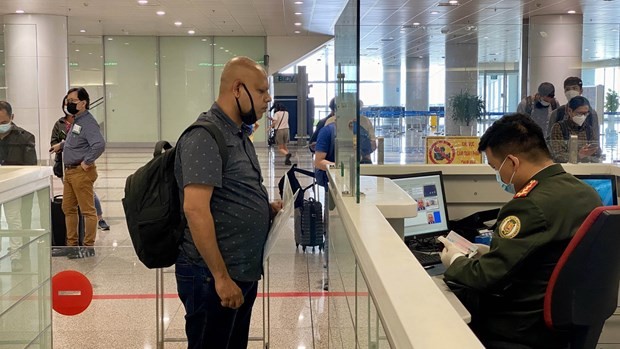 A foreigner waits to handle entry procedures at an international airport in Vietnam. (Photo: VNA)