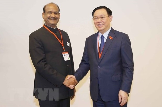 Speaker of the Indian Lok Sabha (the lower house) Om Birla (left) shakes hand with National Assembly Chairman Vuong Dinh Hue. (Photo: VNA)