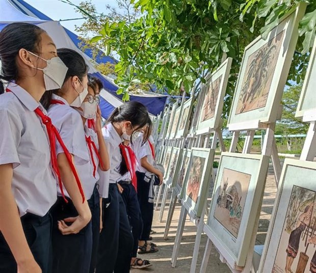 Students at the exhibition (Photo: VNA)