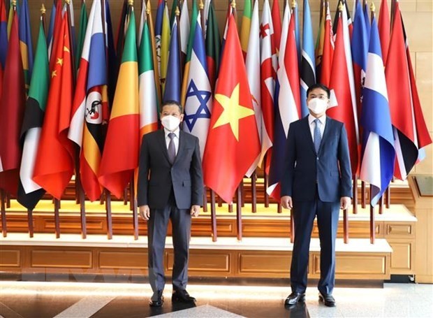 Vietnamese Deputy Foreign Minister Pham Quang Hieu (R) and Acting Permanent Secretary for Foreign Affairs of Thailand Sarun Charoensuwan. (Photo: VNA) 