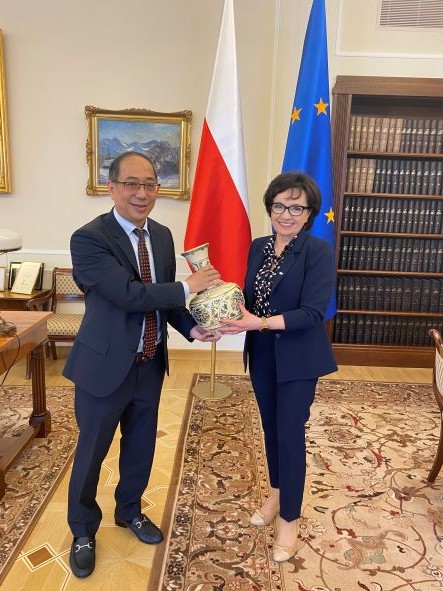 Đại sứ Nguyễn Hùng gặp và làm việc với Chủ tịch Hạ viện Ba Lan. (Nguồn: Đại sứ quán Việt Nam tại Ba Lan))
