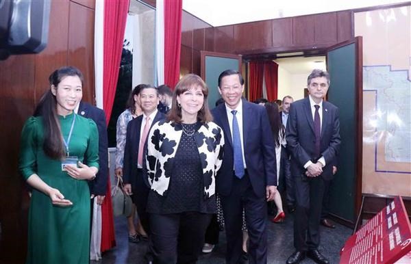 Greek President Katerina Sakellaropoulou and her entourage visit Reunification Palace in Ho Chi Minh city. (Photo: VNA)