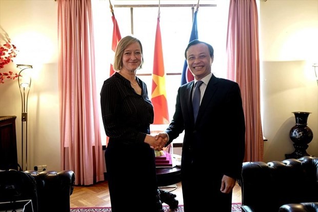 Vietnamese Ambassador to Denmark Luong Thanh Nghi receives the Chairman of the Denmark-Vietnam Friendship Association. (Photo: VNA)