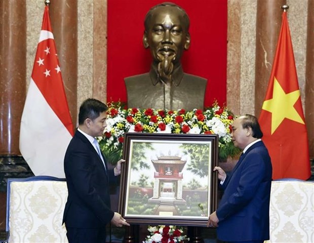 President Nguyen Xuan Phuc (R) and Speaker of the Singaporean Parliament Tan Chuan-Jin. (Photo: VNA)