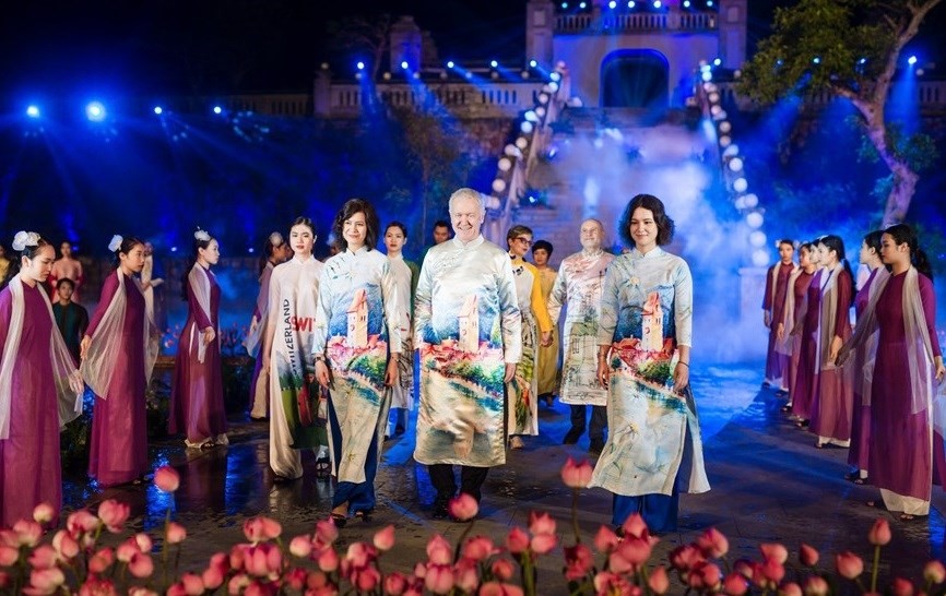 Diplomats and families join ao dai performance