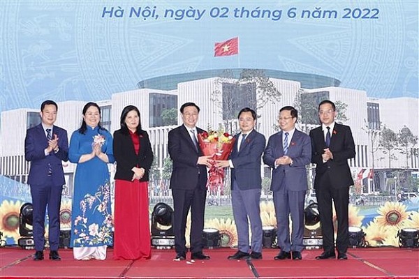 Top legislator meets with young deputies of National Assembly