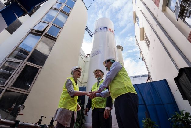 U.S., Vietnam officials kick off installation of new liquid oxygen system at Bach Mai hospital