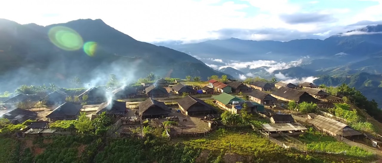 White clouds surround Cu Vai Village. (Photo: SGGP News)