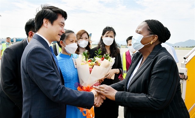 President of the Assembly of Mozambique Esperanca Laurinda Francisco Nhiuane Bias is welcomed at Nội Bài International Airport in Hà Nội on Saturday. (Photo: hanoimoi.com)