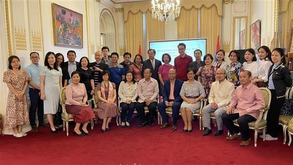 Staff of embassies of Vietnam and Laos in France and  pose for group photo. (Photo: VNA)