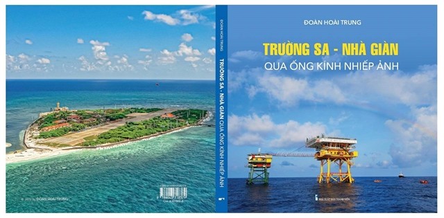 ISLAND BEAUTY: Cover of the photo book entitled Trường Sa - Nhà Giàn Qua Ống Kính Nhiếp Ảnh, with 200 works capturing the beauty of Trường Sa Island District in south-central Khánh Hòa Province. — Photo Đoàn Hoài Trung