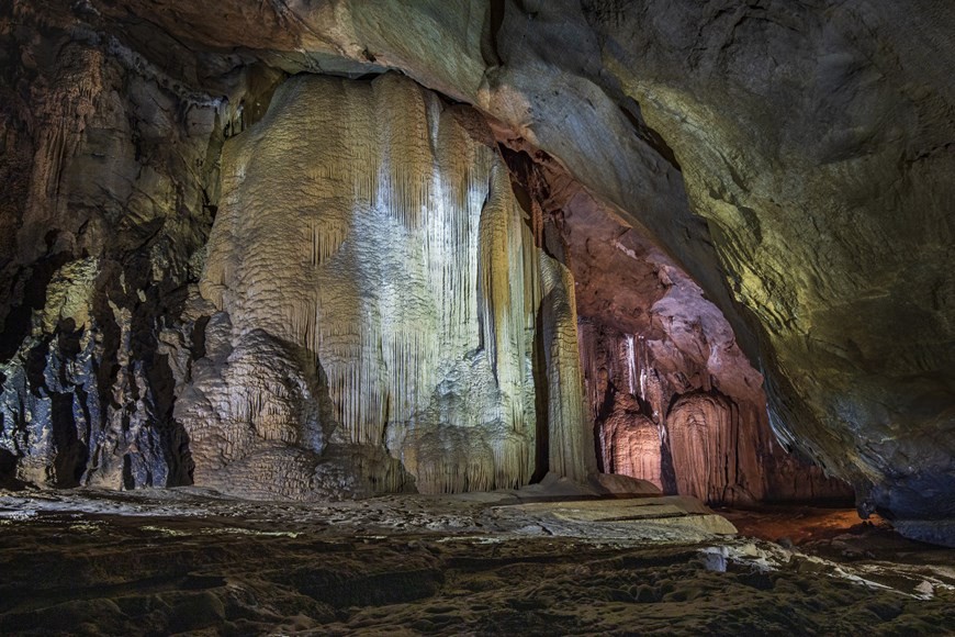 Exploring Kieu Cave in Quang Binh province