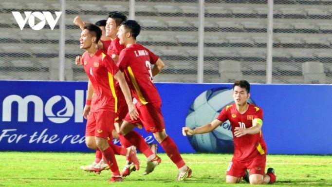 Vietnam and Thailand cruise into the 2022 AFF U19 Youth Championship semi-finals after their 1-1 draw on July 10. (Source: VOV)