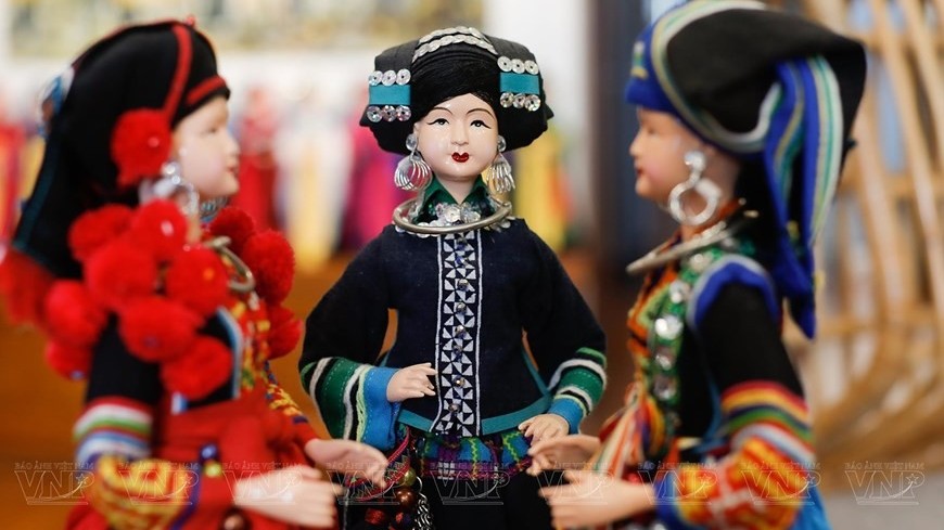 Making ethnic minority costumes for dolls