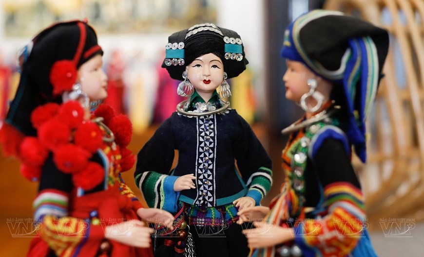 Making ethnic minority costumes for dolls