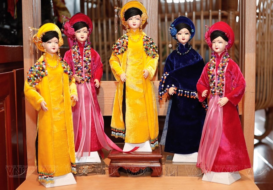 Making ethnic minority costumes for dolls