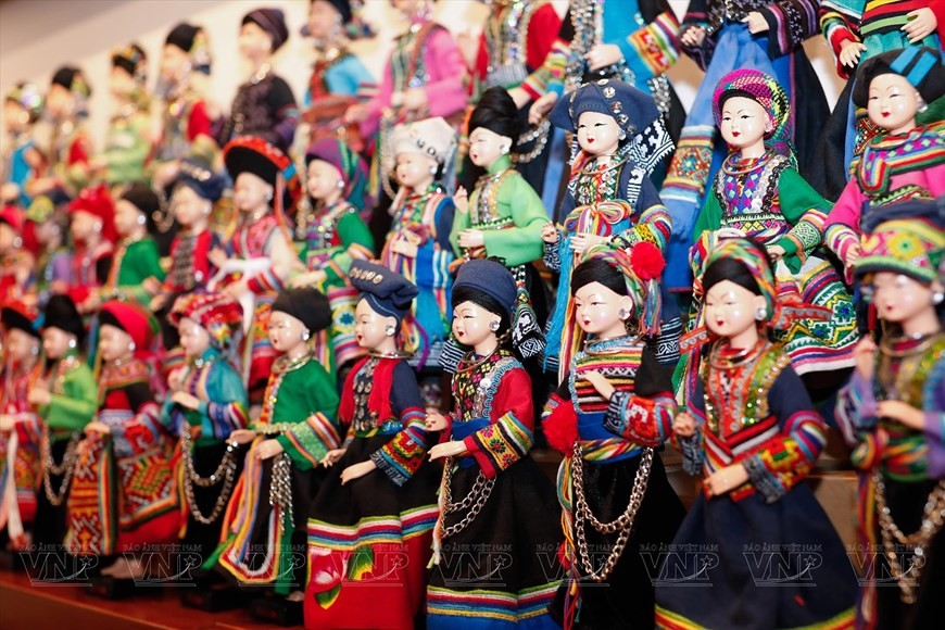 Making ethnic minority costumes for dolls