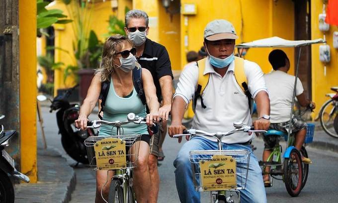 Foreign tourists with a hotel guide in Hoi An, March 18, 2020. (Photo: VnExpress)