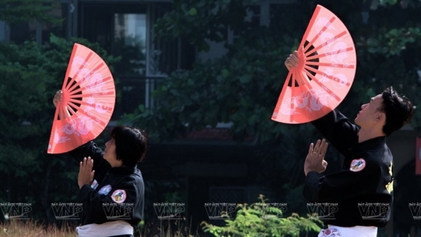 Hand fan martial arts