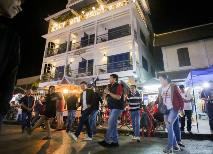 Foreign tourists welcome New Year in Laos. (Photo: Nguyen Hong)