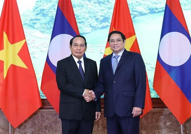 Prime Minister Pham Minh Chinh (right) hosts Lao Vice President Bounthong Chitmany. (Photo: VNA)