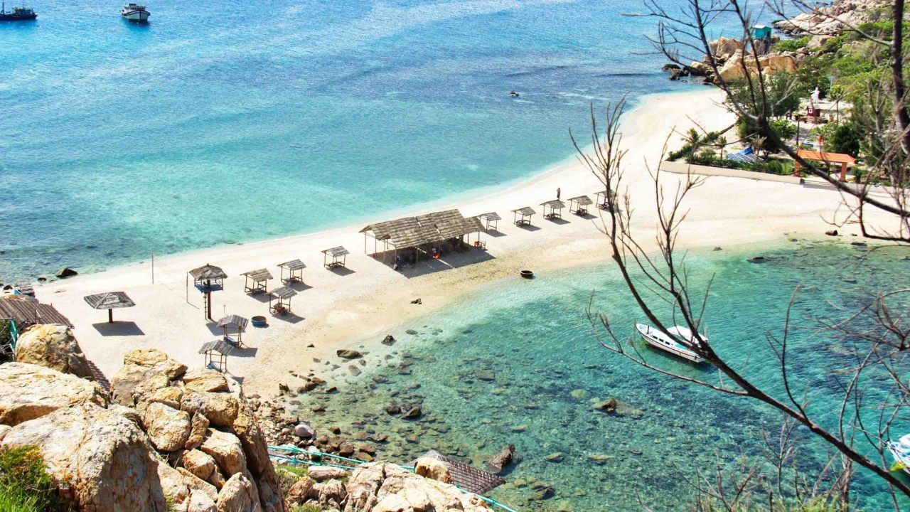 Doi Beach has one side overlooking the ocean and the other side boasts a naturally created pool - PHOTOS: NGO HOA NAM