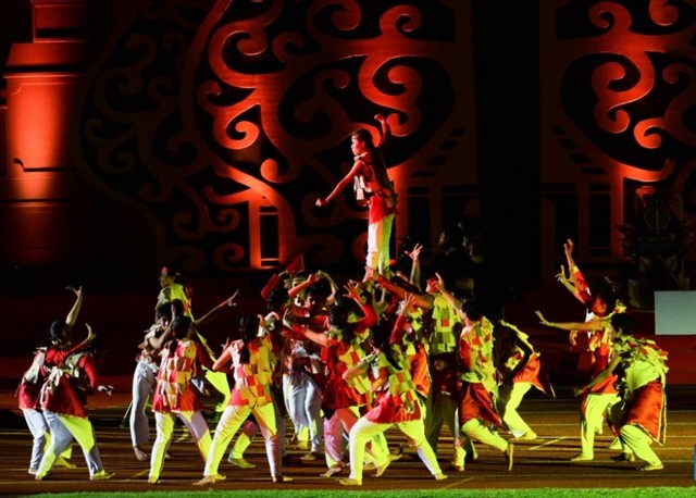 Artists perform during the opening ceremony of the 11th ASEAN Para Games at Manahan Stadium in Surakarta, Central Java, Indonesia on Saturday. XINHUA/VNA Photo