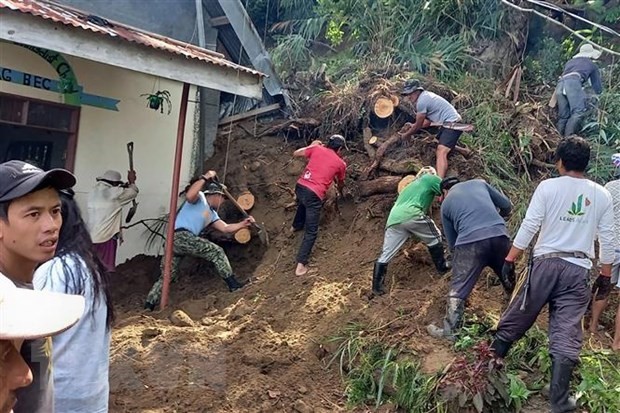 Rescuers search for the missing after the earthquake in the Philippines. (Photo: AFP/VNA)