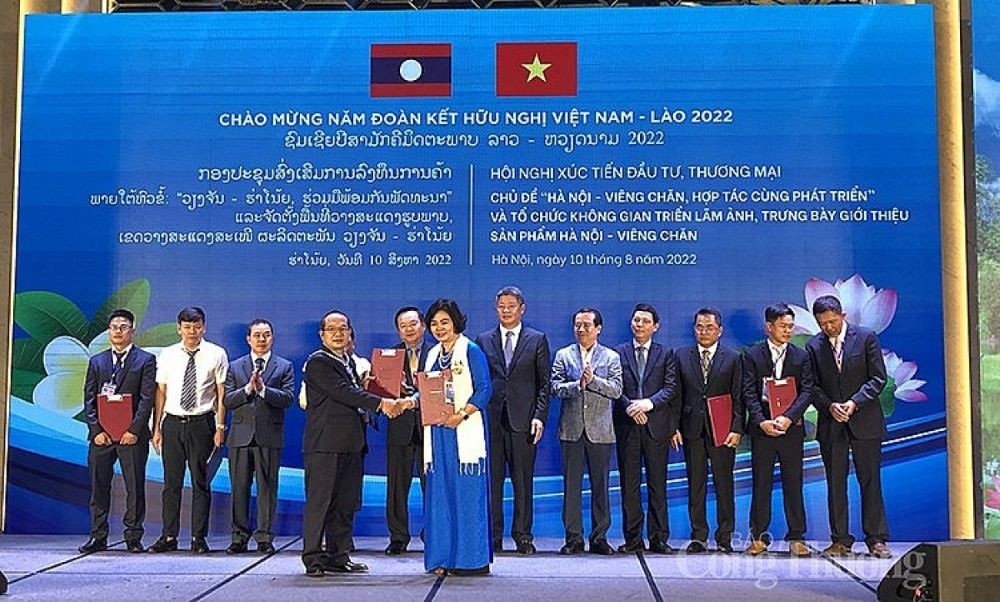 Business representatives exchange Memoranda of Understanding. (Photo:congthuong.vn)