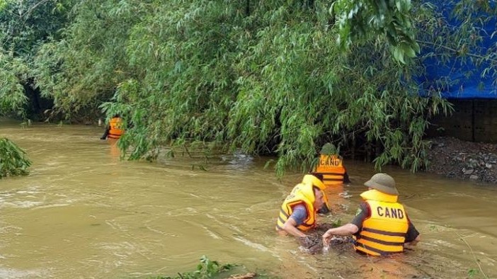 Storm Mulan circulation leaves six dead and missing