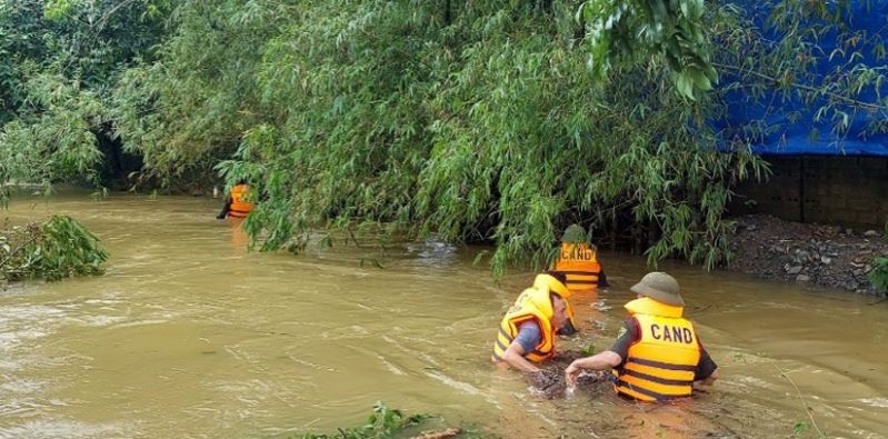 The force searched for the victim's body in Dong Bong hamlet, Dong Tam commune, Lac Thuy district, Hoa Binh province. (Photo: Hoa Binh Newspaper)