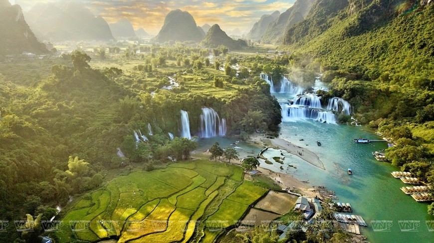 Autumn sparkles at the Ban Gioc Waterfall