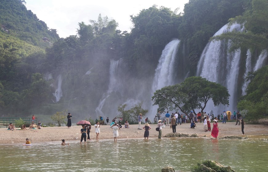 Autumn sparkles at the Ban Gioc Waterfall