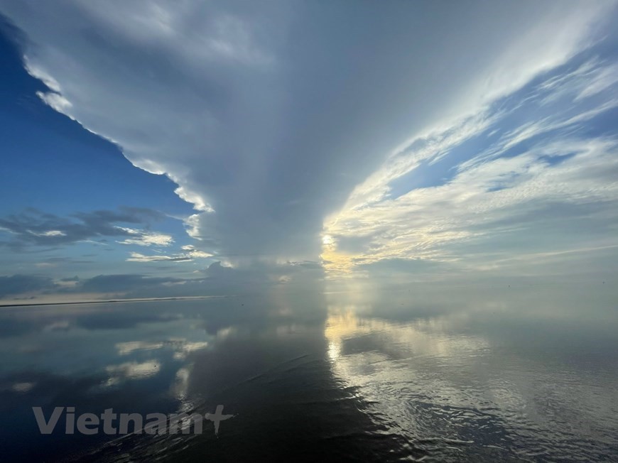 Hunting for first rays of dawn in Thai Binh’s ‘infinite sea’