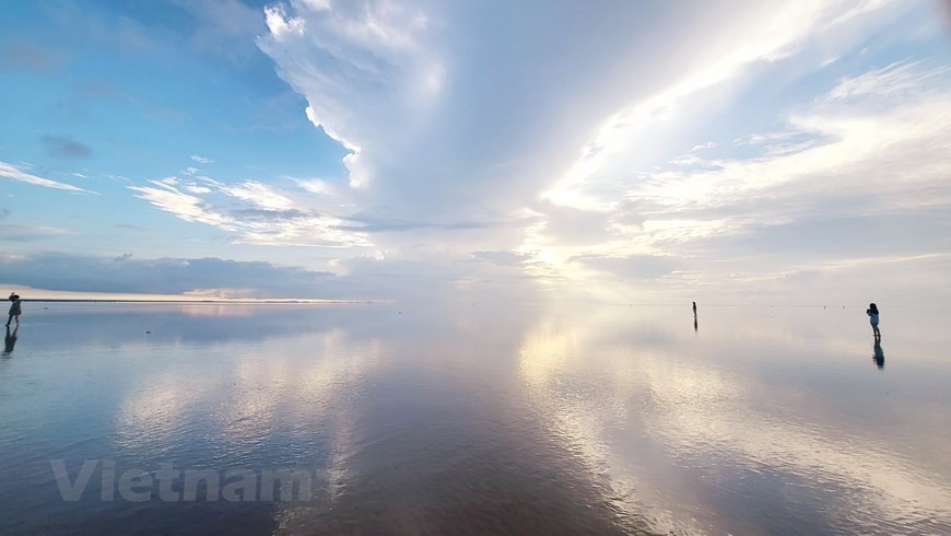 Hunting for first rays of dawn in Thai Binh’s ‘infinite sea’