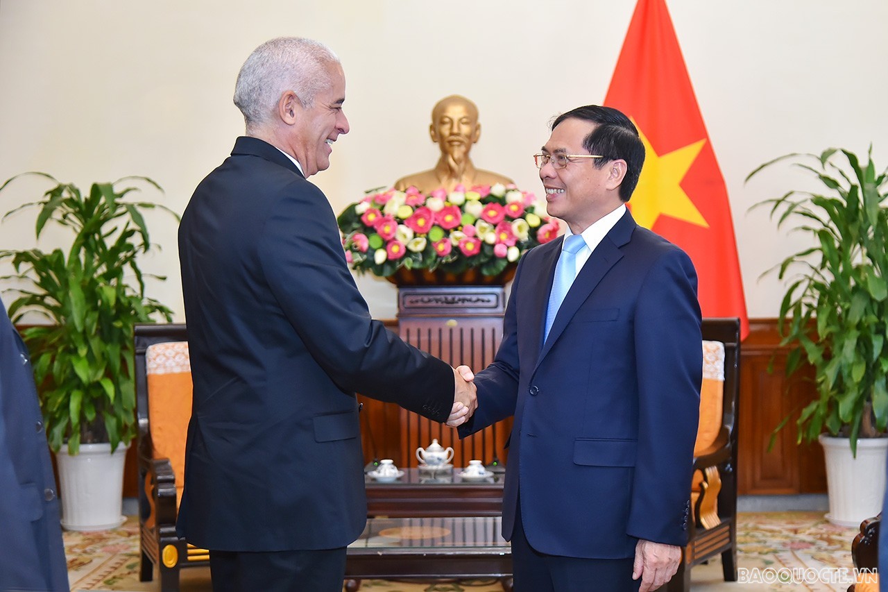 Foreign minister hosts visiting Cuban diplomat. (Photo: Tuan Anh)