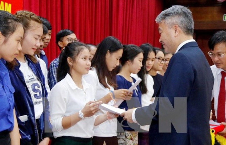 Trao học bổng chính phủ cho con em Việt kiều tại Lào năm 2017