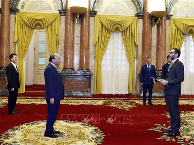 President Nguyen Xuan Phuc (L) receives UK Ambassador Iain Frew (Photo: VNA)