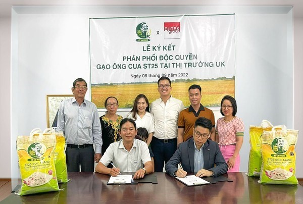 At the signing ceremony (Photo: laodong.vn)