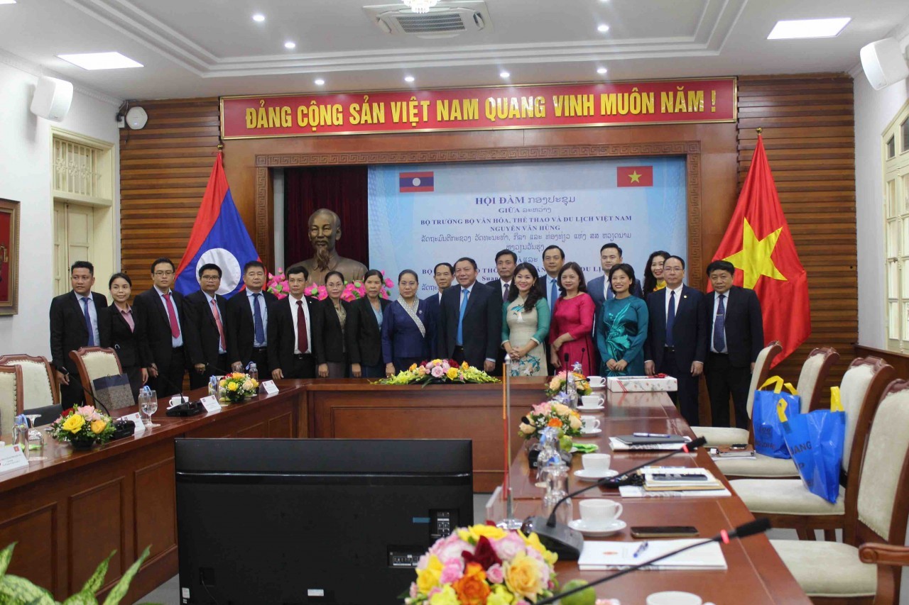 Minister of Culture, Sports and Tourism Nguyen Van Hung holds talks with Lao Minister of Information, Culture and Tourism Suansavanh Viyaketh on July 19, 2022. (Source: Vietnam National Administration of Tourism)