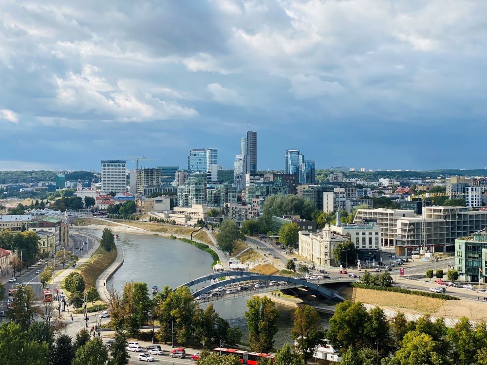 Sông Neris và khu phố mới của Vilnius (Ảnh: Q. Chinh)