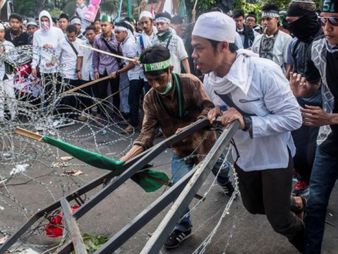 Indonesia: Biểu tình biến thành đụng độ gây thương vong