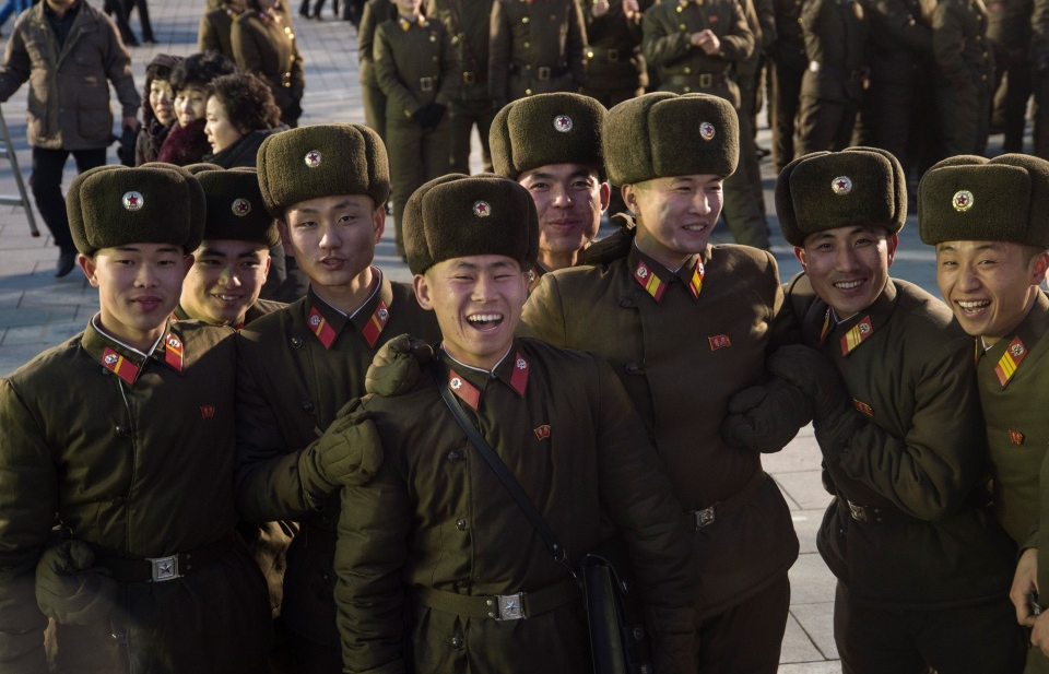 Người Triều Tiên nhảy múa trong pháo hoa mừng thành công lịch sử