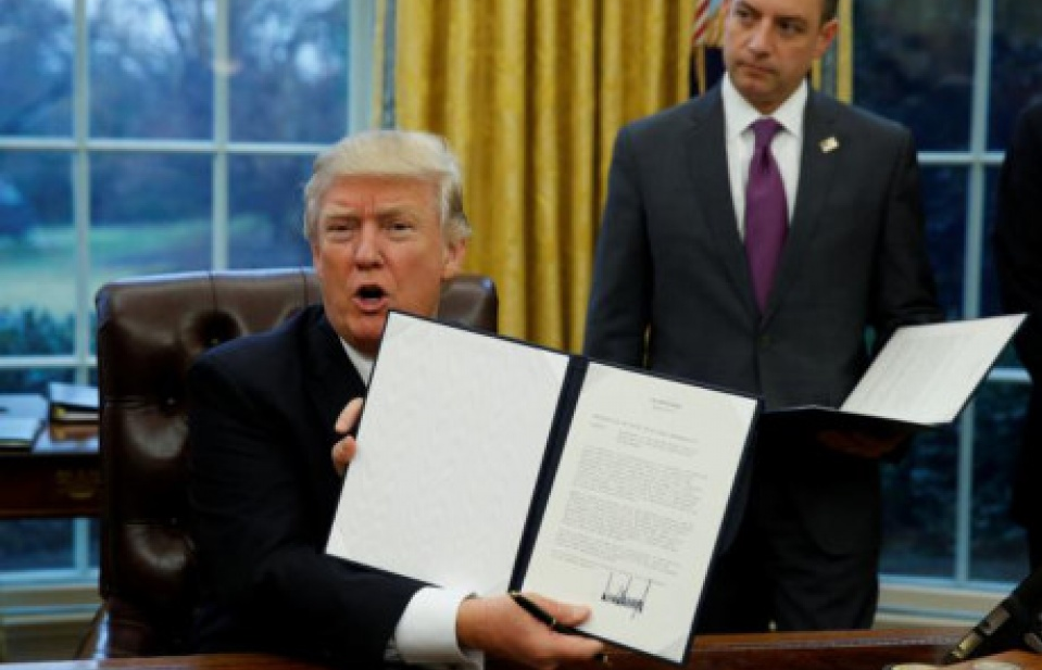 Tổng thống Donald Trump chính thức ký sắc lệnh rút khỏi TPP