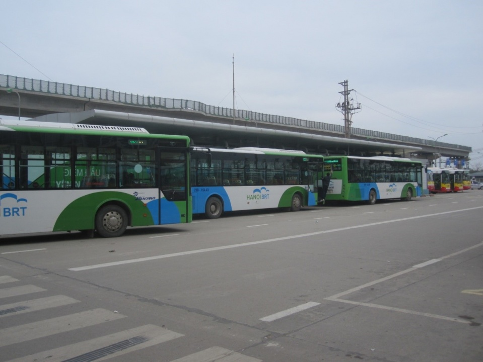 Đi xe buýt nhanh - nghĩ chậm về tương lai giao thông Thủ đô